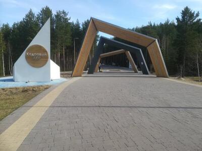 Парк культуры и отдыха «Кедровый лог» — это уютный уголок Западно-Сибирской тайги в черте города площадью более 74 гектаров. Здесь можно прогуляться по освещённым дорожкам, насладиться свежим воздухом и звуками природы.