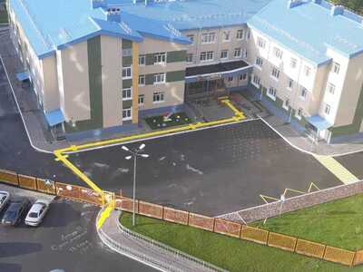 Яркое трехэтажное здание нашего детского сада  размещается на довольно большой и просторной территории, воспитанники с 2 до 7 лет распределены по 30 возрастным группам.  Кроме стандартных помещений для каждой группы, состоящих из приёмной, игровой, спальни, туалетной комнаты, буфетной, в детском саду  есть плавательные бассейны, медицинский блок, кабинеты для учителя-логопеда, педагога-психолога, музыкальный и спортивный залы, зимний сад, сенсорные комнаты, пищеблок, помещения для персонала, 30 веранд с прилегающими к ним игровыми площадками, спортивные площадки.