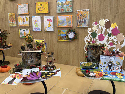 Выставка творческих работ "Осень разноцветная"