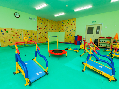 Физкультурный зал оснащен всем необходимым современным оборудованием: канаты различной длины и диаметра, комплект элементов полосы препятствия, гимнастическая стенка с перекладинами для виса; набивные мячи; мячи для элементов спортивных игр (мини волейбол, футбол, баскетбол); обручи; гимнастические палки; флажки разноцветные; мешочки для метания; наборы мягких модулей и т.д.  Оборудование (размеры, габариты и вес предметов) соответствует возрастным особенностям детей и их антропометрическим показателям, количество оборудования определяется из расчета активного участия детей в процессе разных форм двигательной активности.