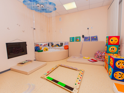 Погружение в атмосферу сенсорной комнаты   напоминает   о том, что кроме стрессов существуют еще и   маленькие радости жизни. Самостоятельность ребенка в пространстве сенсорной комнаты   формирует опыт  стрессоустойчивого   поведения, поскольку ставит его в ситуацию свободного выбора.

В этой необычной комнате мы узнаем, что привычный для нас мир, привычные вещи становятся совсем другими,    волшебным. Здесь можно  спрятаться в водопад ( «сухой» душ), играть со звездным светом («Звездное небо», проектор «Звезды»), наблюдать за жителями подводного царства (пузырьковая   лампа, лампа «Аквариум»),   плавать в шариках («сухой» бассейн). А еще здесь есть необычная   поляна (настольный фонтан) и очаровательный зеркальный шар с бесконечным   множеством бликов, напоминающий падающий снег или мелькание «солнечных зайчиков», также   можно поиграть с радугой, молнией и морем (проекторы «Радуга», «Море», ночник «Плазма»).