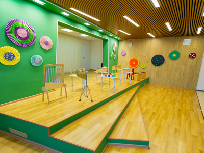 Развивающая предметно-пространственная среда музыкально зала обеспечивает развитие детей в навыках слушания, пения, музицирования  и развитие танцевальных движений. Музыкальный зал оснащен современным оборудованием: пианино, медиа, аудио, видеооборудованием,  богатый ассортимент музыкальных инструментов, в том числе инструменты Карла Орфа.