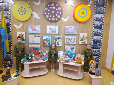 Выставка творческих работ посвященная празднованию Победы 9 мая "Лента памяти"