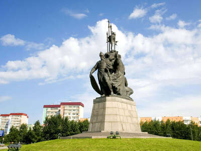 Памятник основателям города установлен на площади 400-летия города Сургут и является его визитной карточкой. Композиция символична: олицетворение идеи государственности (князь), военной силы (воевода) и воплощение образов людей, чьими руками строился город (казак-строитель), фигура священнослужителя - образ идеи православия, пришедшего вместе с царевыми людьми на землю Югры, он держит в руках икону Владимирской Богоматери. Рост человеческих фигур – 6 метров, высота памятника вместе с постаментом составляет 15 метров. На его изготовление ушло 40 тонн бронзы. Открыт 12 июня 2002 года.